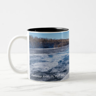 Tasse 2 Couleurs Sur la falaise surplombant le fleuve gelé mississi