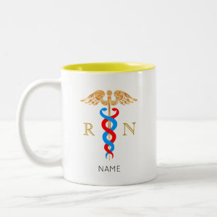 Tasse 2 Couleurs Symbole du caducée et monogramme d'infirmière dipl