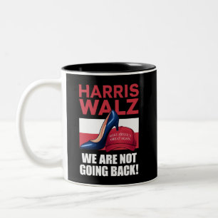 Tasse 2 Couleurs Talons de Kamala Harris écrasant un chapeau rouge 