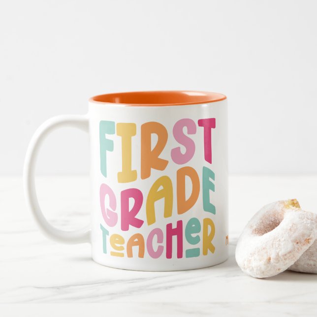 Tasse 2 Couleurs Texte coloré de l'enseignant de première année (Avec donut)