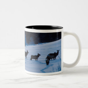 Tasse 2 Couleurs Troupeau d'élans marchant par le champ