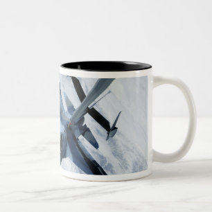 Tasse 2 Couleurs Un agresseur F-16 est en position de contact