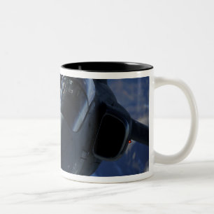 Tasse 2 Couleurs Un AMX italien est réapprovisionné en combustibl