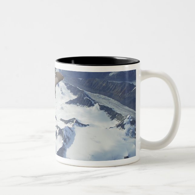 Tasse 2 Couleurs Un avion F-15C Eagle se trouve derrière un KC-135R (Droit)