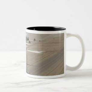 Tasse 2 Couleurs Un B-1B Lancer arrive à la base aérienne d'Eiels