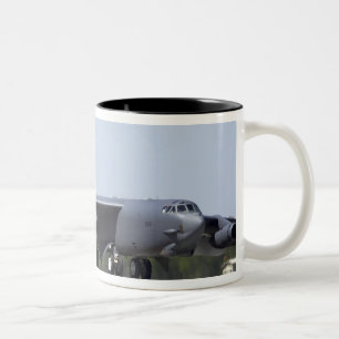 Tasse 2 Couleurs Un B-52 Stratofortress déploie son parachute-