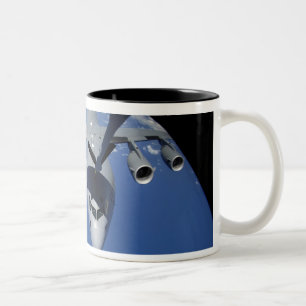 Tasse 2 Couleurs Un C-17 Globemaster III reçoit du carburant 2