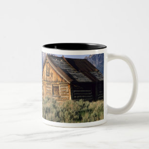 Tasse 2 Couleurs Un cabine en bois rond et les monts Sawtooth en