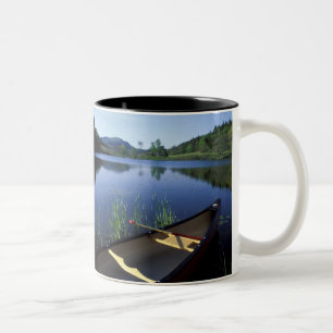 Tasse 2 Couleurs Un canoë repose sur la rive de Little Long Pond