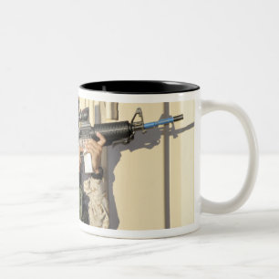 Tasse 2 Couleurs Un chef d'infanterie vise son arme