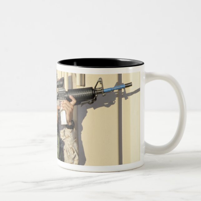 Tasse 2 Couleurs Un chef d'infanterie vise son arme (Droit)