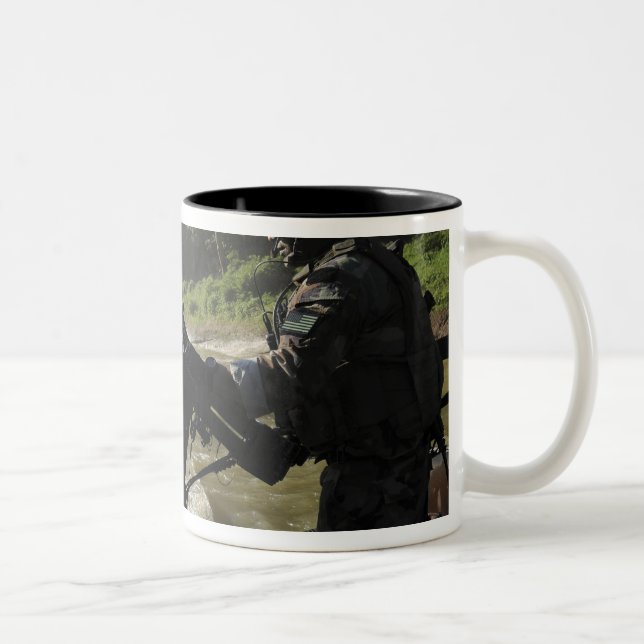 Tasse 2 Couleurs Un combattant de guerre spéciale (Droit)