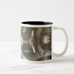 Tasse 2 Couleurs Un engin spatial Soyouz rétroéclairé par la Terre
