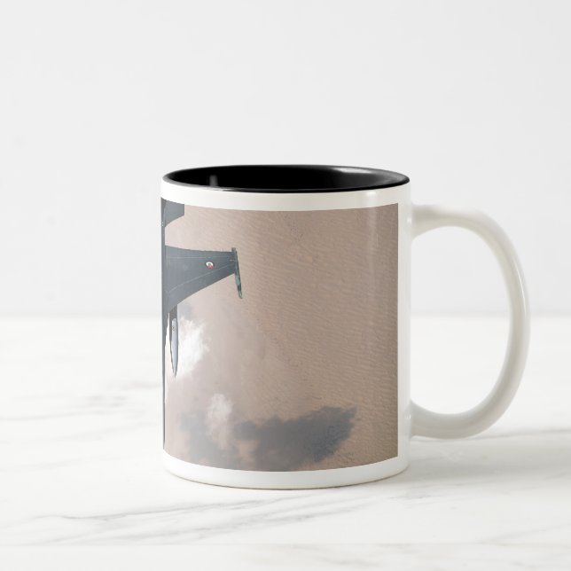Tasse 2 Couleurs Un F-16 émirati (Droit)