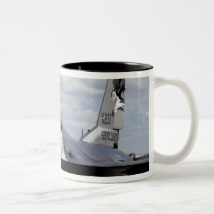 Tasse 2 Couleurs Un Faucon de combat F-16