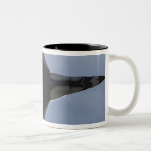 Tasse 2 Couleurs Un faucon F-16 qui combat tire des G élevés
