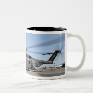 Tasse 2 Couleurs Un hélicoptère de dragon de mer de MH-53E