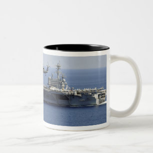 Tasse 2 Couleurs Un hélicoptère de MH-60S Seahawk