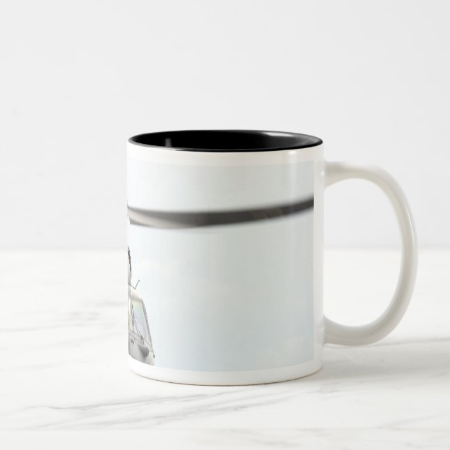 Tasse 2 Couleurs Un hélicoptère HH-60 Pave Hawk (Droit)