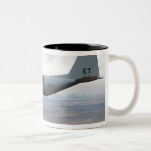 Tasse 2 Couleurs Un Hercules C-130 s'envole dans le ciel