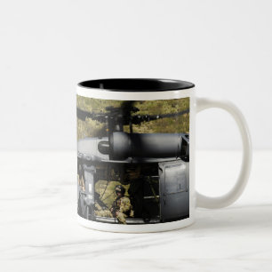 Tasse 2 Couleurs Un HH-60 Pave Hawk survole le désert
