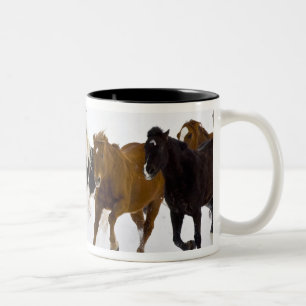 Tasse 2 Couleurs Un hiver pittoresque de chevaux en course