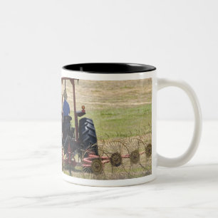 Tasse 2 Couleurs Un jeune garçon conduisant une moisson de tracteu