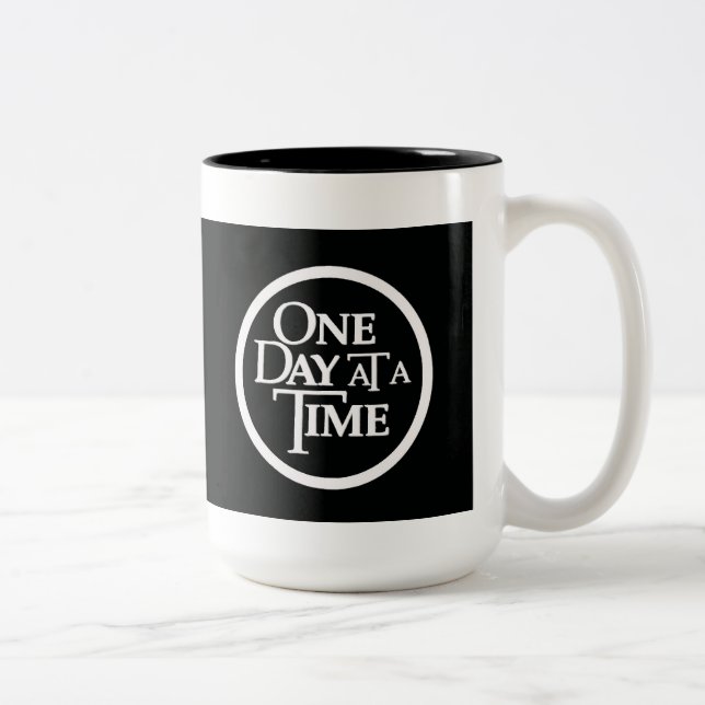 Tasse 2 Couleurs Un jour attaquent à la fois (Droit)