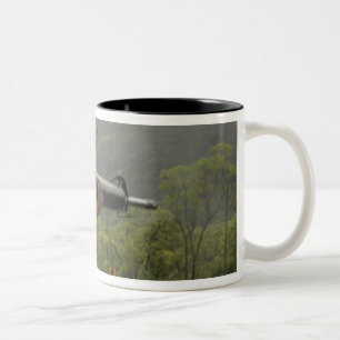 Tasse 2 Couleurs Un Marine effectue des exercices