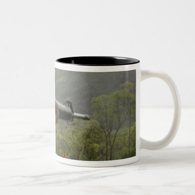 Tasse 2 Couleurs Un Marine effectue des exercices (Droit)