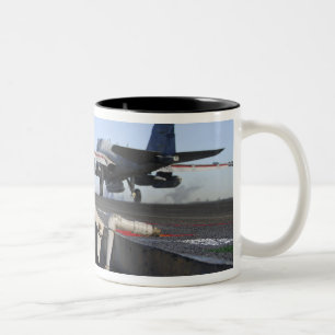 Tasse 2 Couleurs Un Prowler EA-6B démarre depuis le poste de pilota