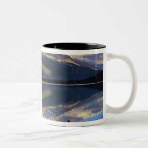 Tasse 2 Couleurs Un rameur sur le lac Banff au Canada MR)