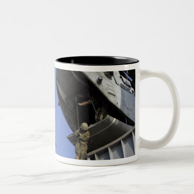 Tasse 2 Couleurs Un soldat à cordes rapides (Droit)