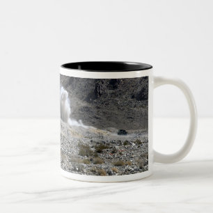 Tasse 2 Couleurs Un tour d'un lanceur de fusée AT-4