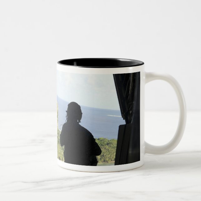Tasse 2 Couleurs Une boîte de biens humanitaires (Droit)