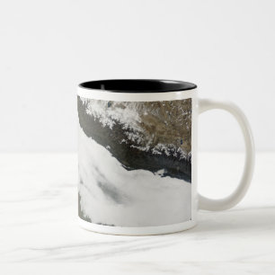Tasse 2 Couleurs Une épaisse rive de nuages bas
