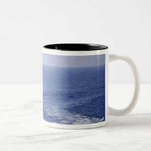 Tasse 2 Couleurs Une équipe portugaise de marine dans un bateau