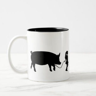 Tasse 2 Couleurs Une fille marchant son cochon de marionnettes Funn