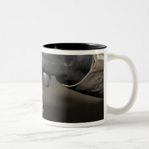 Tasse 2 Couleurs Une marine insère un tube potable dans son cante