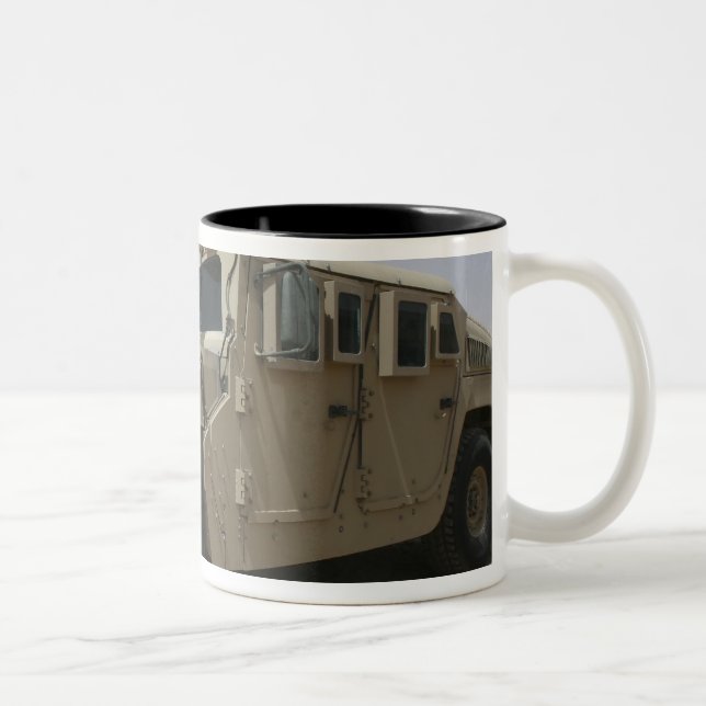 Tasse 2 Couleurs Une rangée d'humvees de la politique militaire de  (Droit)