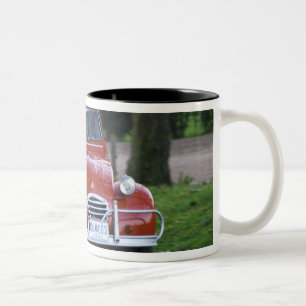 Tasse 2 Couleurs Une vieille voiture rouge Citroen 2CV avec une fem