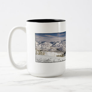 Tasse 2 Couleurs Une vue de skieurs à partir du dessus de la