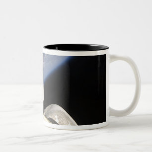Tasse 2 Couleurs Une vue partielle de Space Shuttle Endeavor