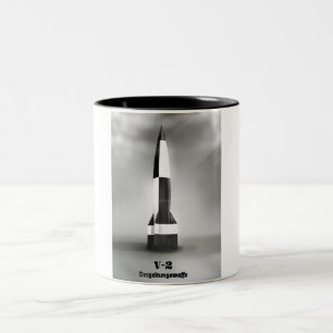 Tasse 2 Couleurs Vergeltungswaffe V2 Rocket B&W de style vintage.