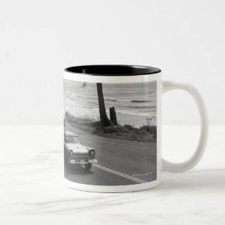 Tasse 2 Couleurs Voiture tirant la remorque