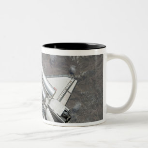 Tasse 2 Couleurs Vue aérienne de Space Shuttle Discovery