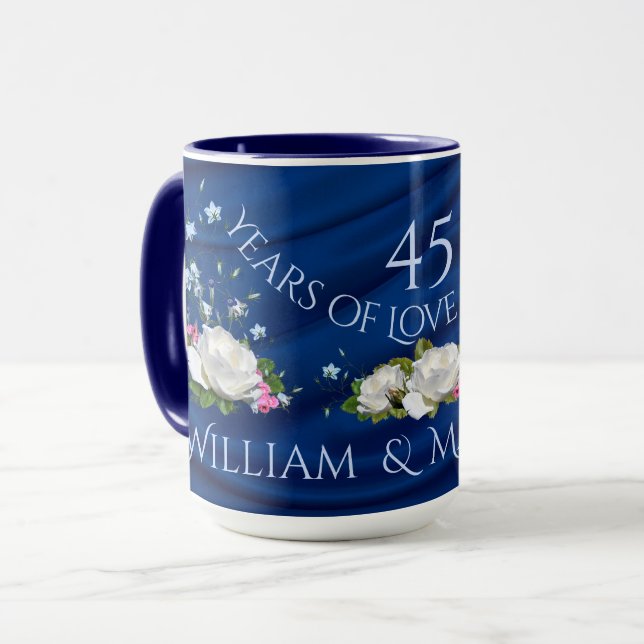 Tasse 45 ans de roses blancs d'anniversaire d'amour (Devant gauche)