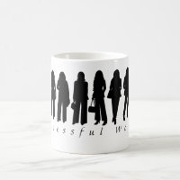 Tasse à café avec silhouette de femme qui réussit