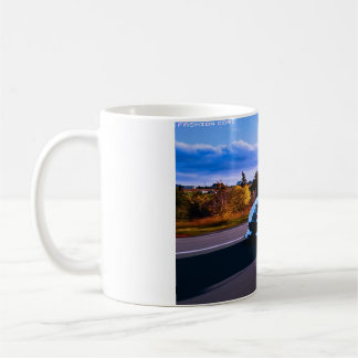 tasse à café classique avec voiture de sport blanc