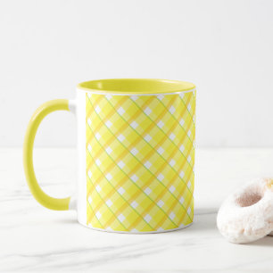 Tasse à café rayures écossaises jaune rétro sur fo
